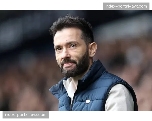 瞬间特写：第70分钟战术调整见效，瓦伦西亚主帅加里-内维尔场边挥拳庆祝