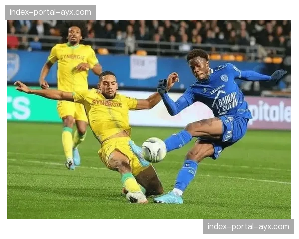 慢镜回放：里尔前锋在角球进攻中，利用一个微妙的跑位挡拆帮助队友完成头球